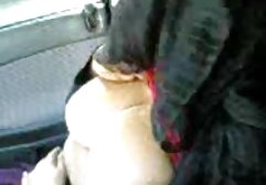 Szexi lány ül a széken a kamera előtt, majd elkezdett játszani egy vicc. A videóban látható A Hajnal, az átkozott mellkas, kefélések majd a hüvelybe süllyed. Hook Szőke sapkák vagina kezével, majd lassan játékok.